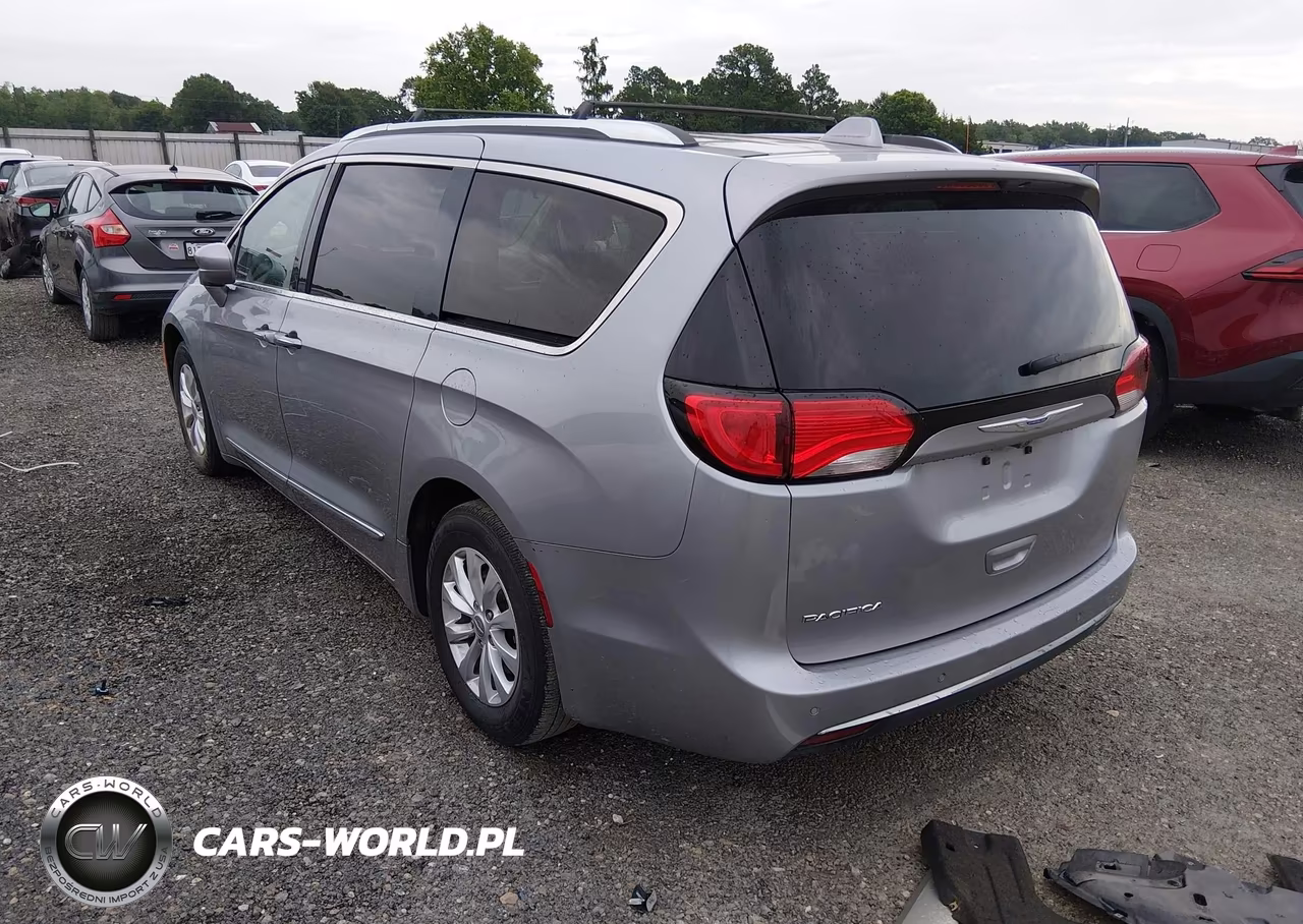 2018 Chrysler Pacifica Touring L VIN:2C4RC1BG1JR142850 - 3