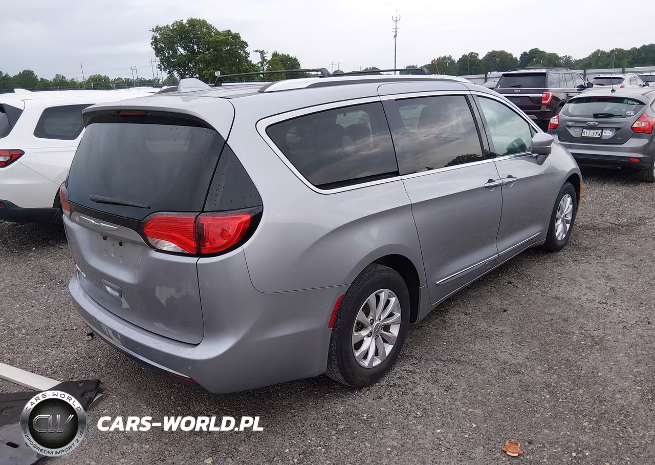 2018 Chrysler Pacifica Touring L VIN:2C4RC1BG1JR142850 - 4
