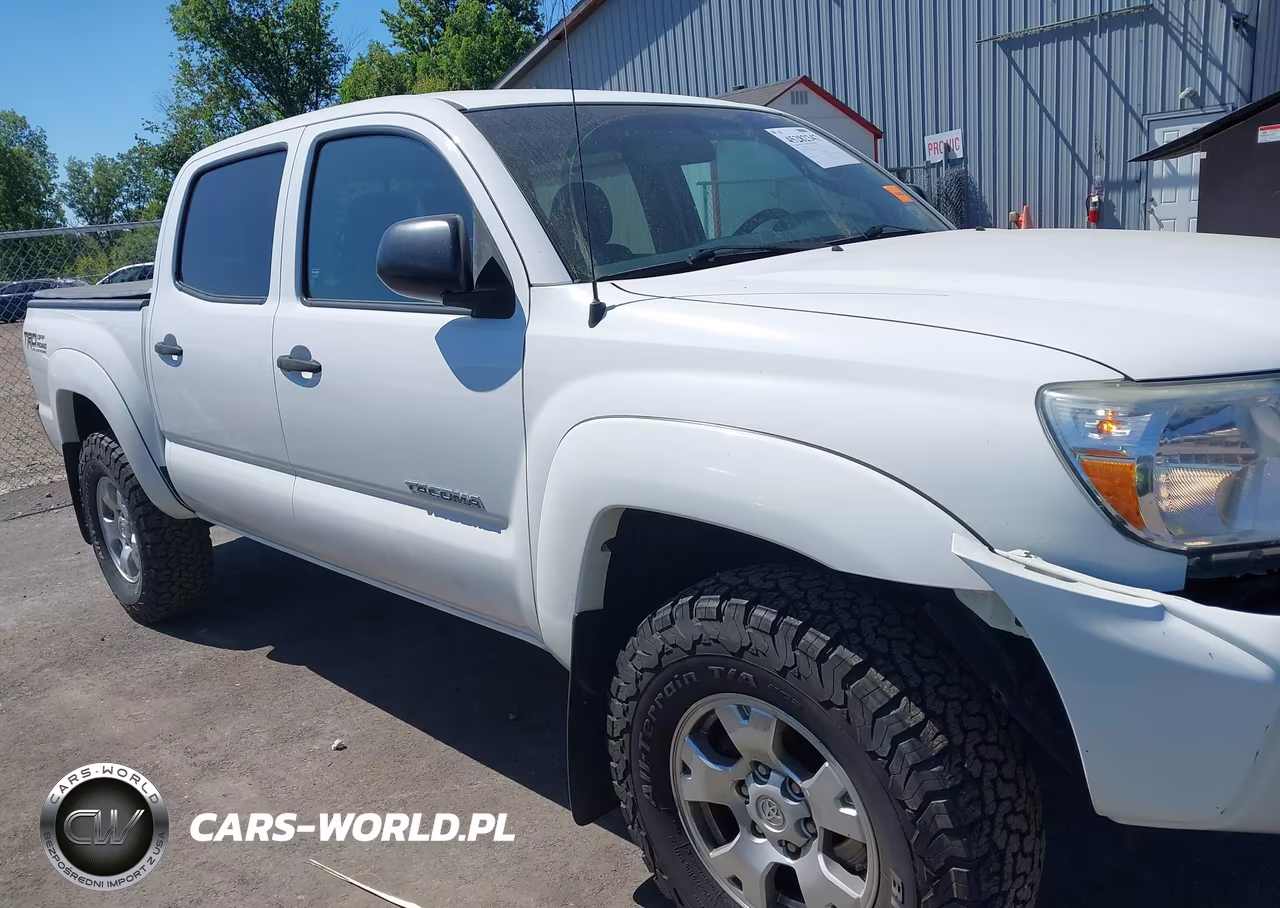 2015 Toyota Tacoma Base V6 VIN:3TMLU4EN6FM192656 - 13