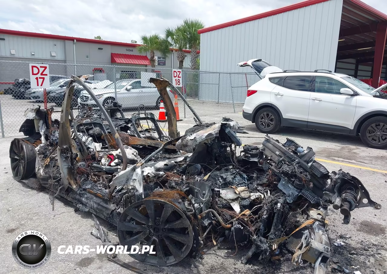 2022 Tesla Model X Plaid Tri Motor All-Wheel Drive VIN:7SAXCBE69NF340581 - 9