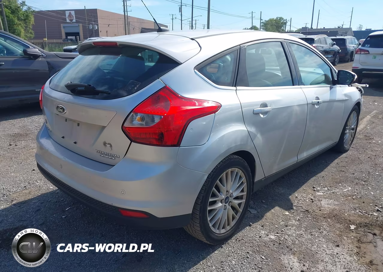 2014 Ford Focus Titanium VIN:1FADP3N22EL147649 - 4