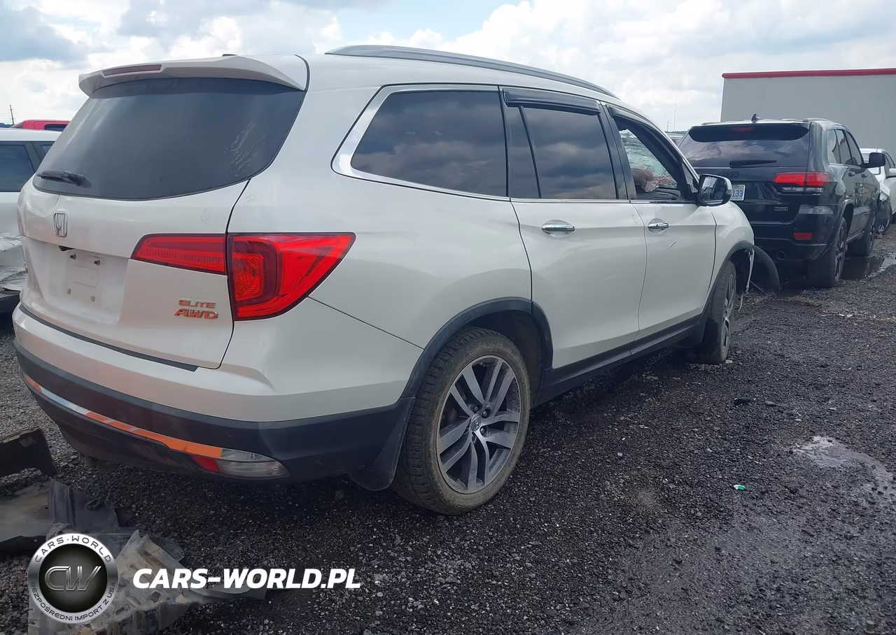 2018 Honda Pilot Elite VIN:5FNYF6H0XJB005458 - 4
