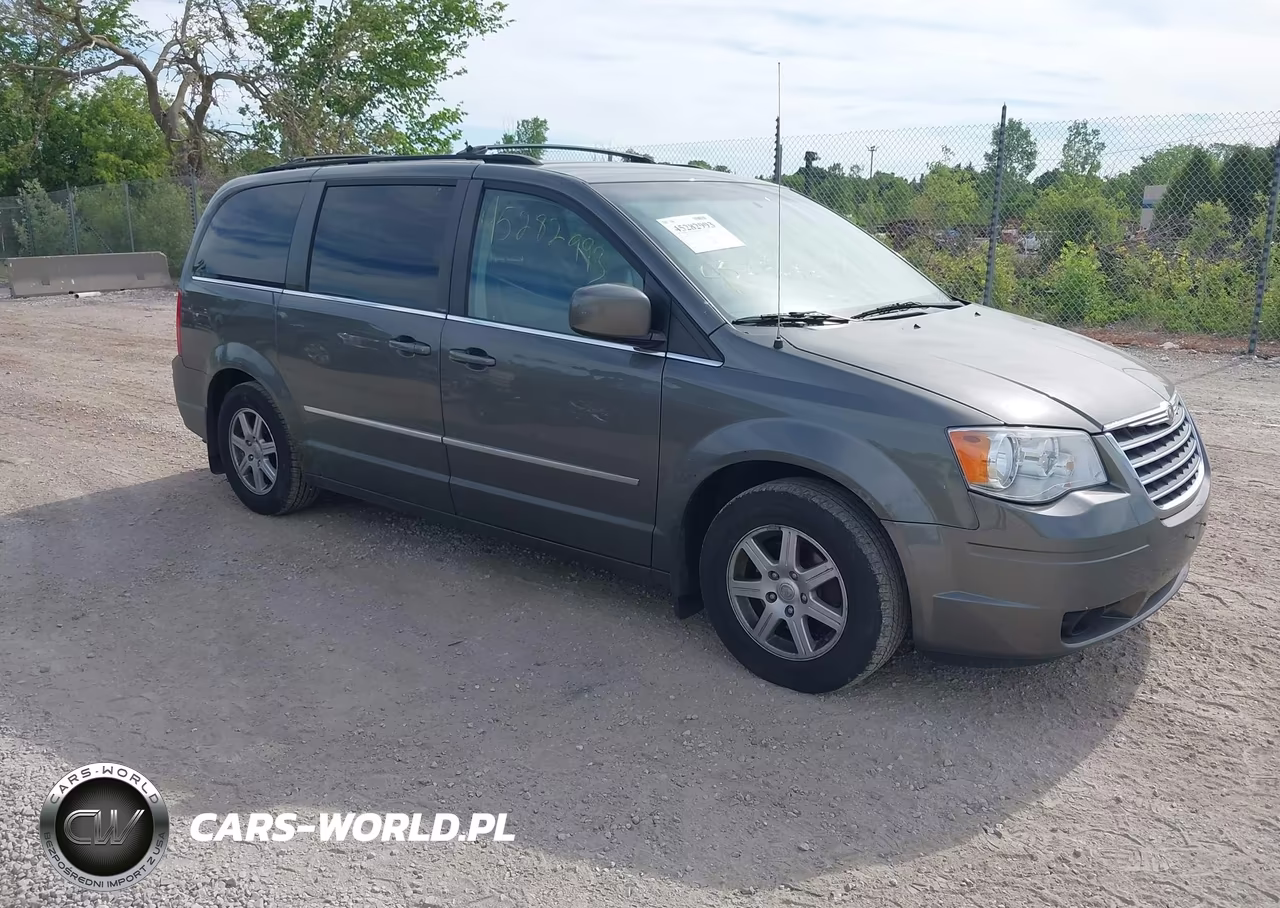 2010 Chrysler Town & Country Touring Plus – zdjęcie 1 z 11