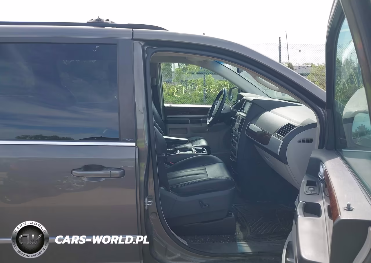 2010 Chrysler Town & Country Touring Plus VIN:2A4RR8D19AR361386 - 5