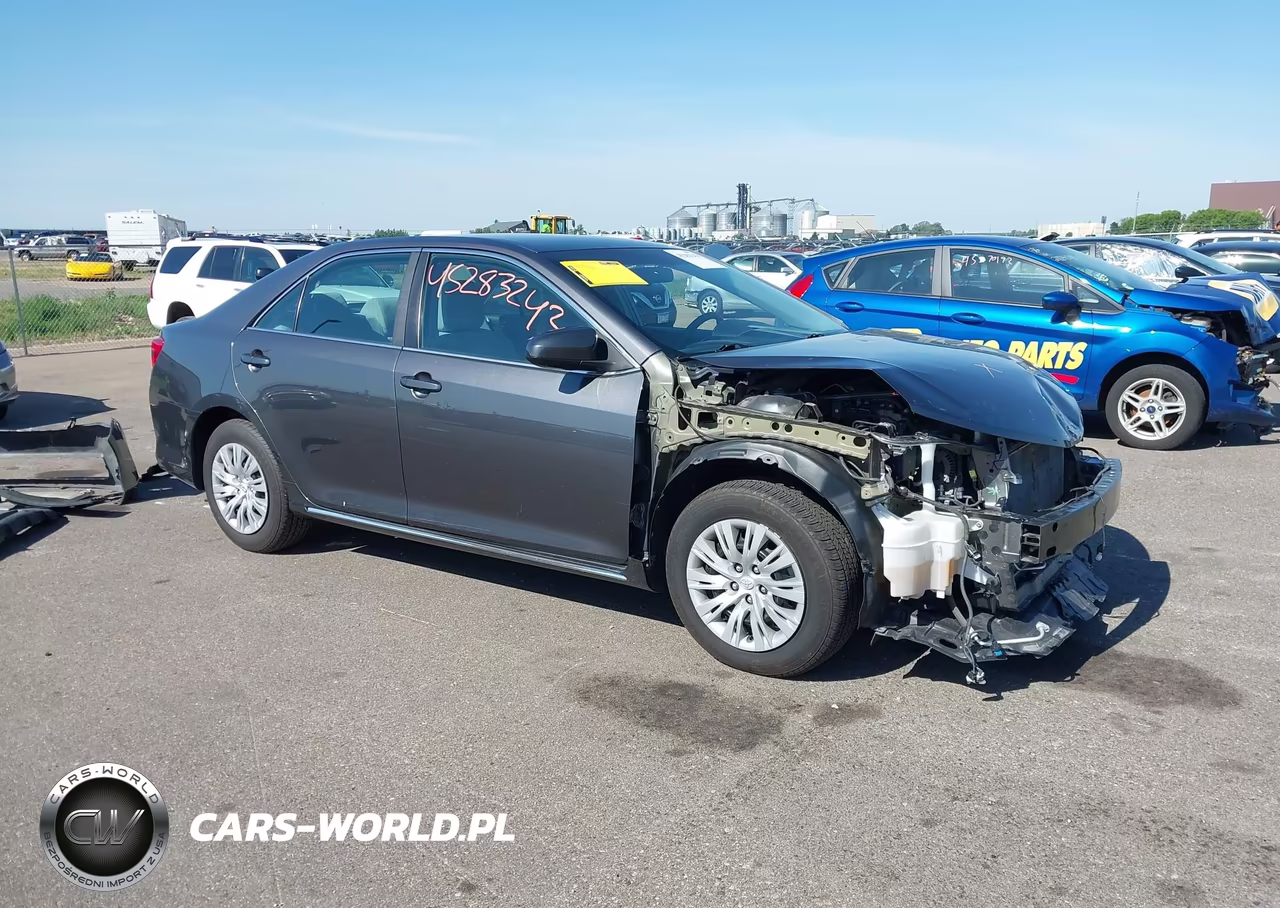 2013 Toyota Camry Le – zdjęcie 1 z 19