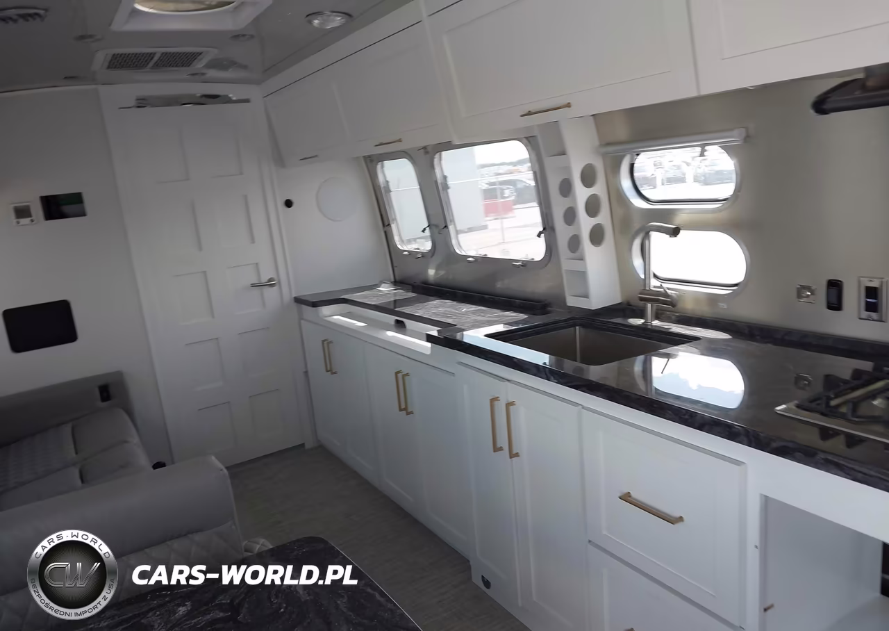 2025 Airstream 33Fb VIN:1STVBYT28SJ576820 - 7