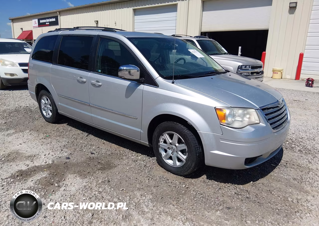 2010 Chrysler Town & Country Touring Plus – zdjęcie 1 z 11