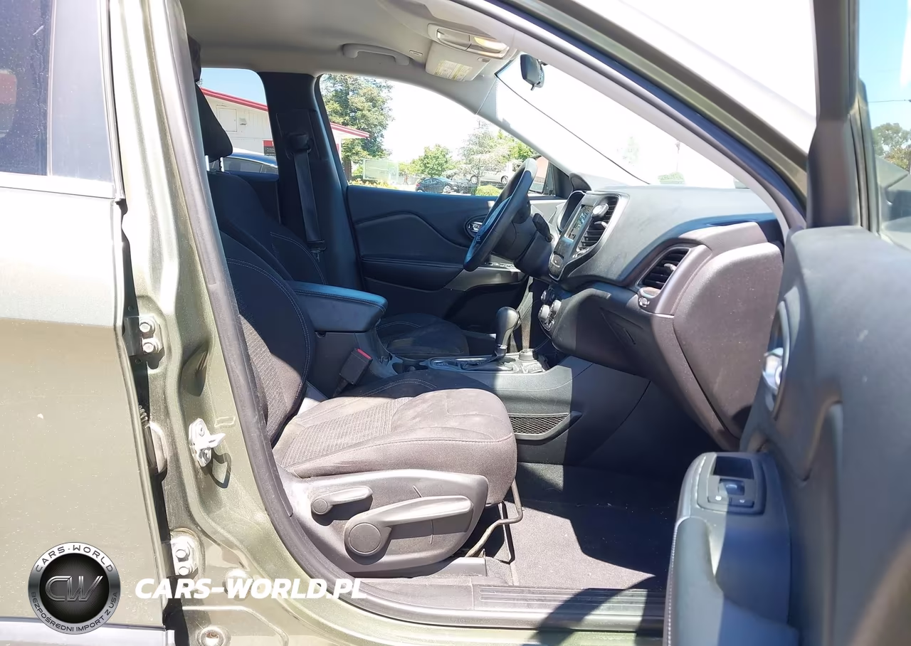 2019 Jeep Cherokee Latitude 4X4 VIN:1C4PJMCB8KD440348 - 5