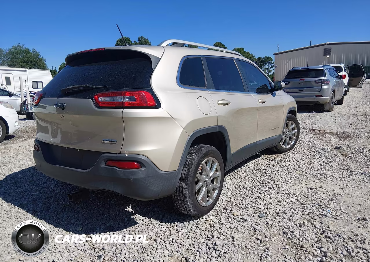 2015 Jeep Cherokee Latitude VIN:1C4PJLCS8FW658097 - 4