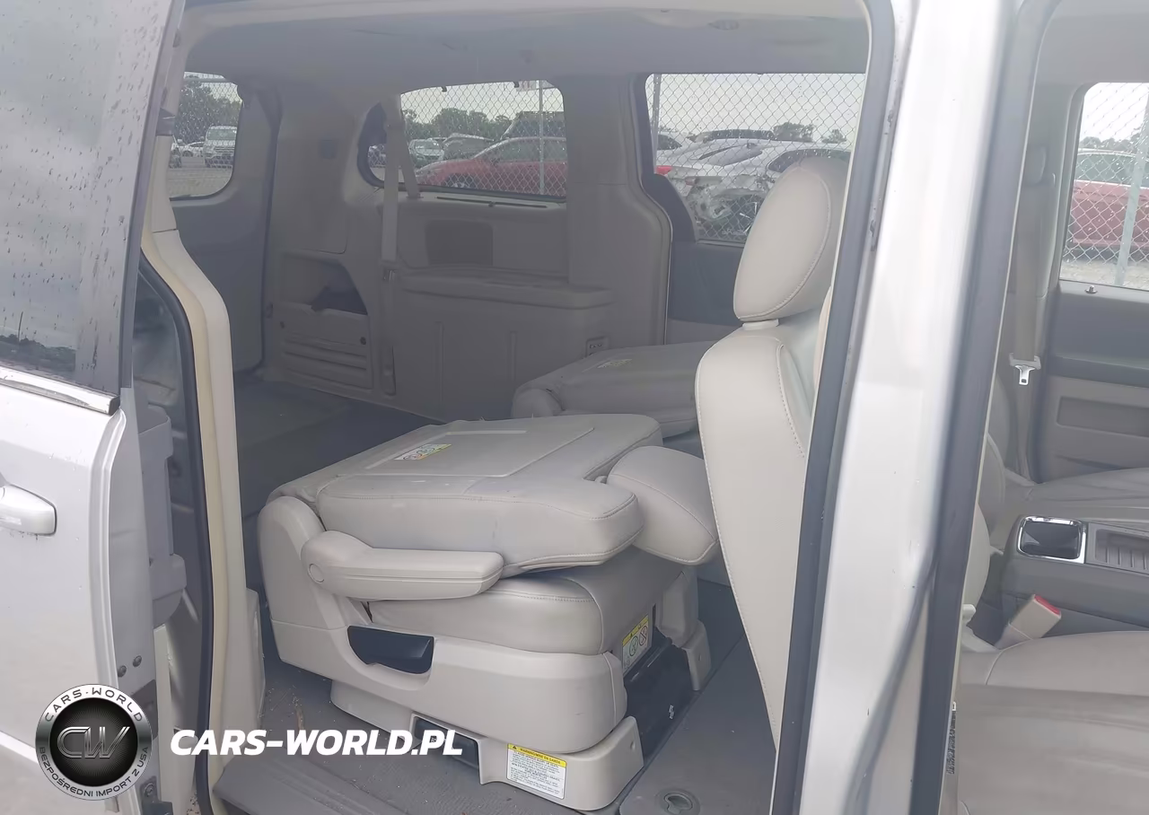 2008 Chrysler Town & Country Touring VIN:2A8HR54P48R691685 - 8