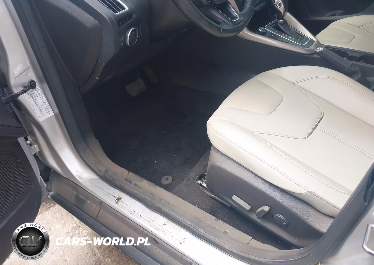 2017 Ford Focus Titanium VIN:1FADP3J29HL288275 - 6