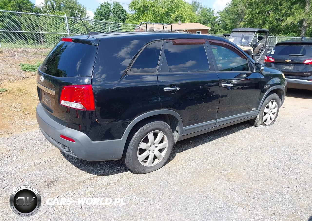 2011 Kia Sorento Lx VIN:5XYKTCA12BG030509 - 4