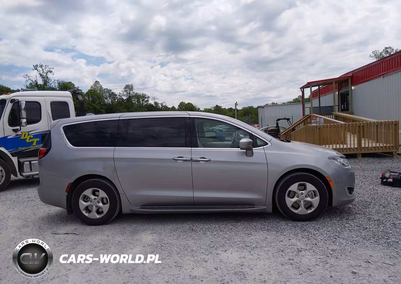2018 Chrysler Pacifica Hybrid Touring Plus VIN:2C4RC1H70JR331304 - 16