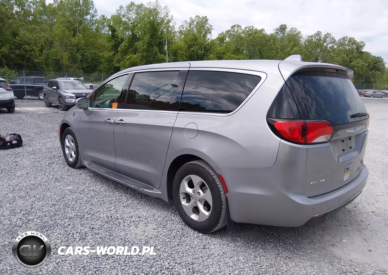 2018 Chrysler Pacifica Hybrid Touring Plus VIN:2C4RC1H70JR331304 - 3