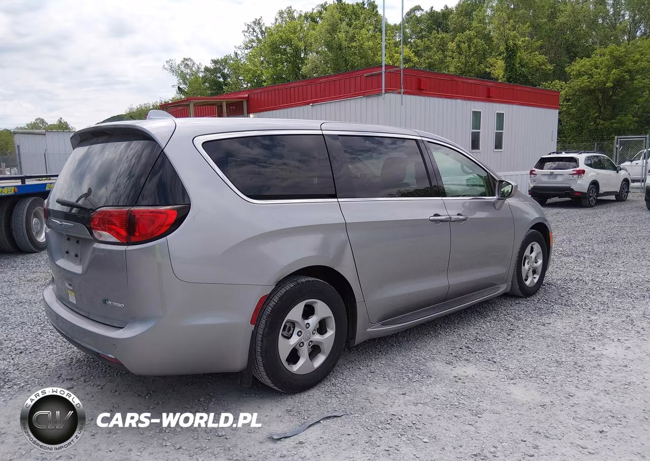 2018 Chrysler Pacifica Hybrid Touring Plus VIN:2C4RC1H70JR331304 - 4