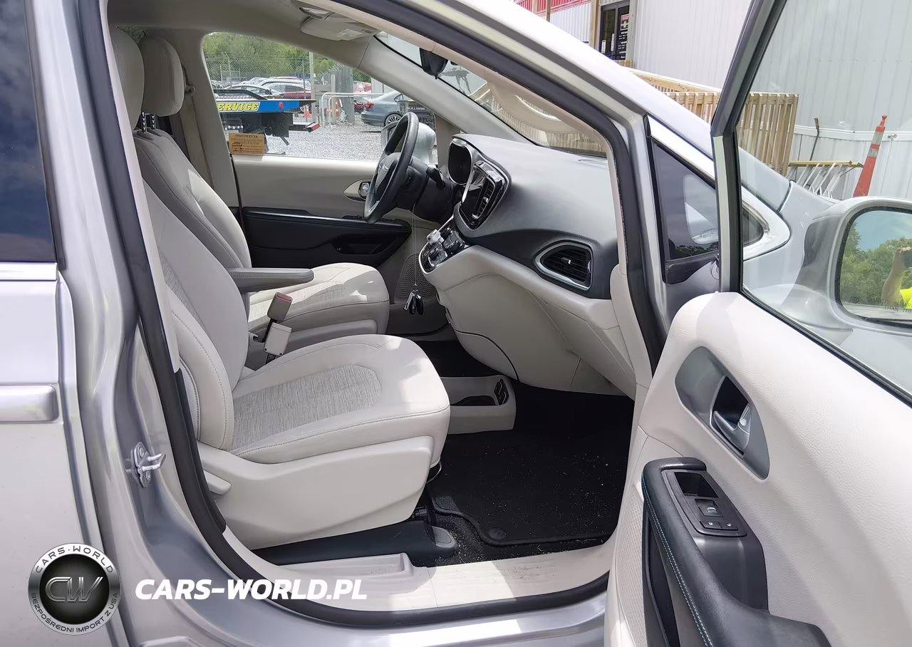 2018 Chrysler Pacifica Hybrid Touring Plus VIN:2C4RC1H70JR331304 - 5