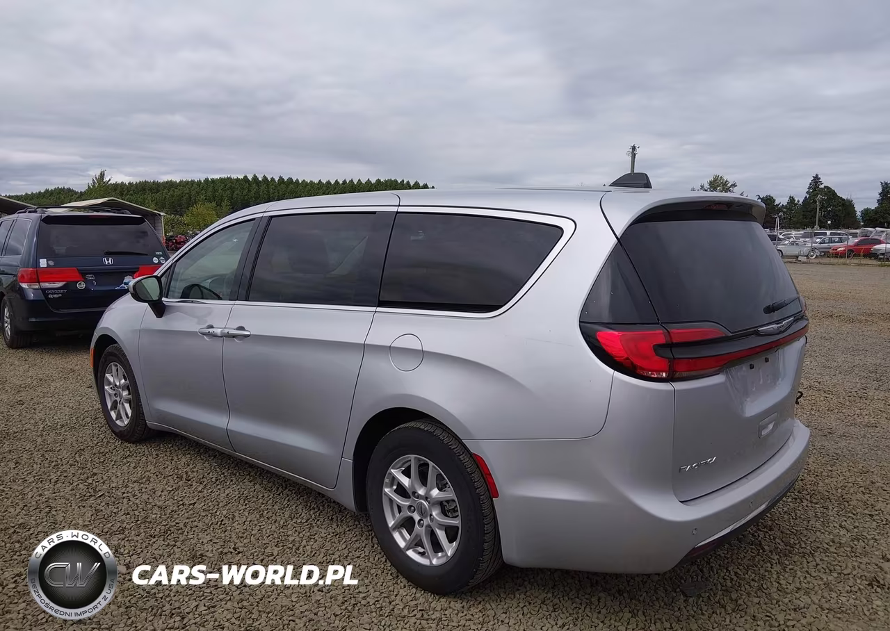 2023 Chrysler Pacifica Touring L VIN:2C4RC1BG2PR571682 - 3