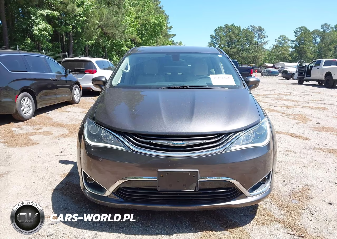 2018 Chrysler Pacifica Hybrid Touring Plus VIN:2C4RC1H75JR331301 - 12