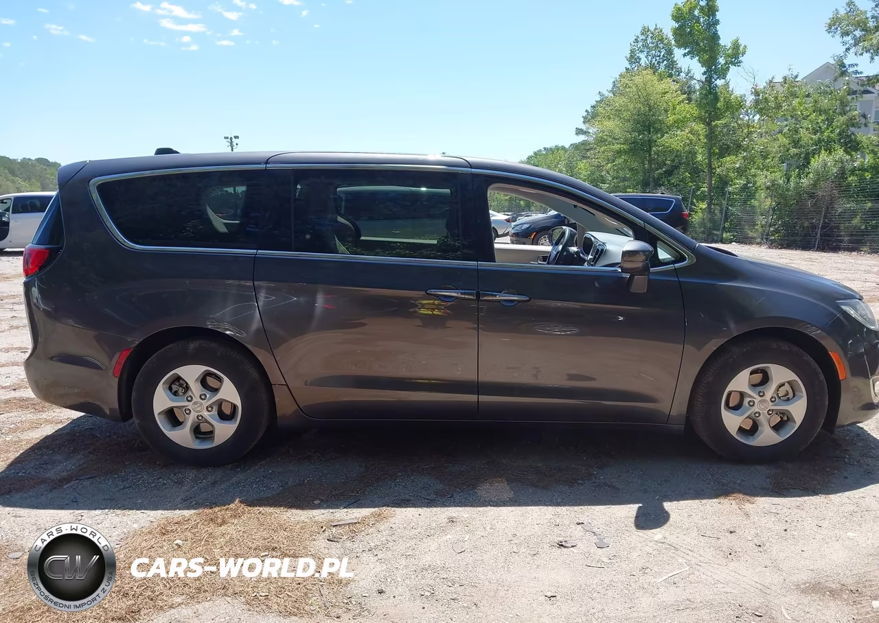 2018 Chrysler Pacifica Hybrid Touring Plus VIN:2C4RC1H75JR331301 - 13