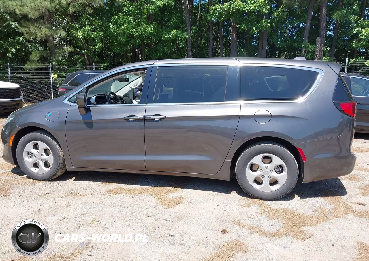 2018 Chrysler Pacifica Hybrid Touring Plus VIN:2C4RC1H75JR331301 - 14
