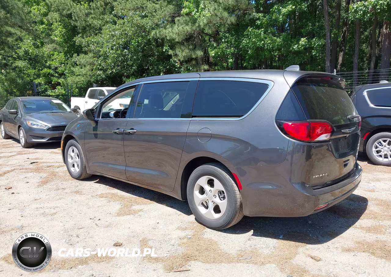 2018 Chrysler Pacifica Hybrid Touring Plus VIN:2C4RC1H75JR331301 - 3