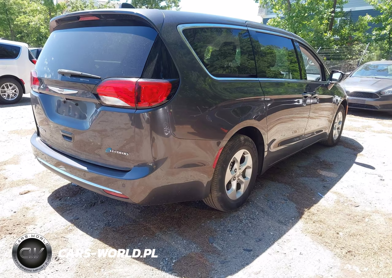 2018 Chrysler Pacifica Hybrid Touring Plus VIN:2C4RC1H75JR331301 - 4