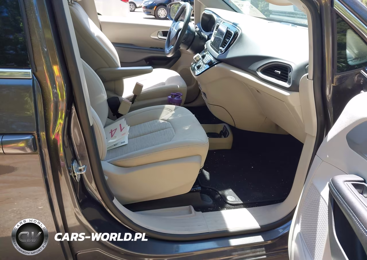 2018 Chrysler Pacifica Hybrid Touring Plus VIN:2C4RC1H75JR331301 - 5