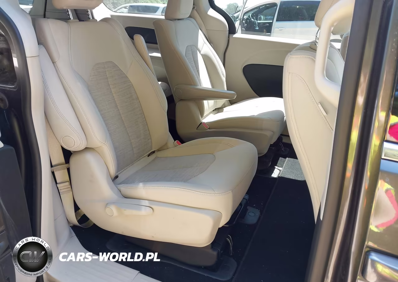 2018 Chrysler Pacifica Hybrid Touring Plus VIN:2C4RC1H75JR331301 - 8