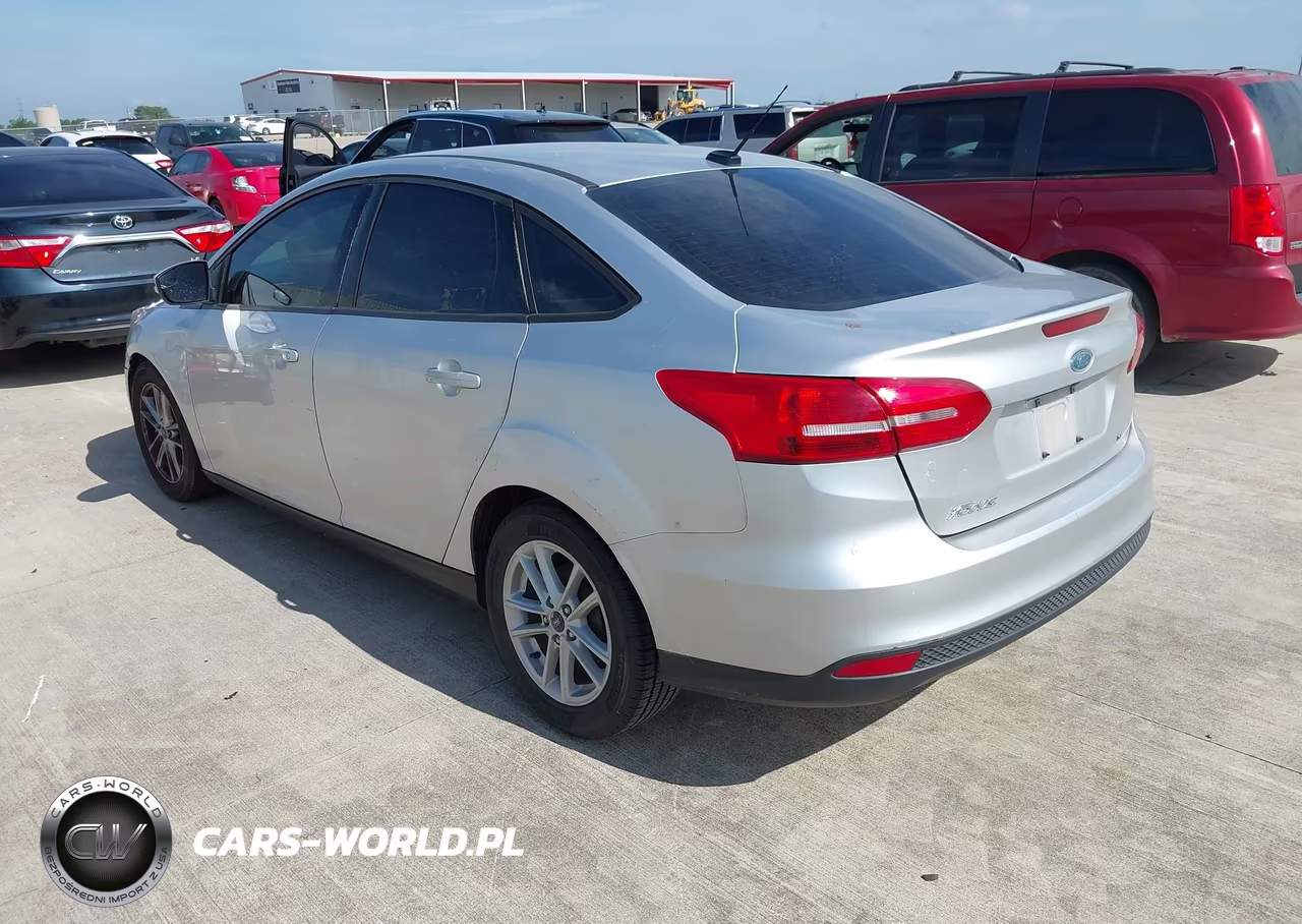 2017 Ford Focus Se VIN:1FADP3F21HL284164 - 3