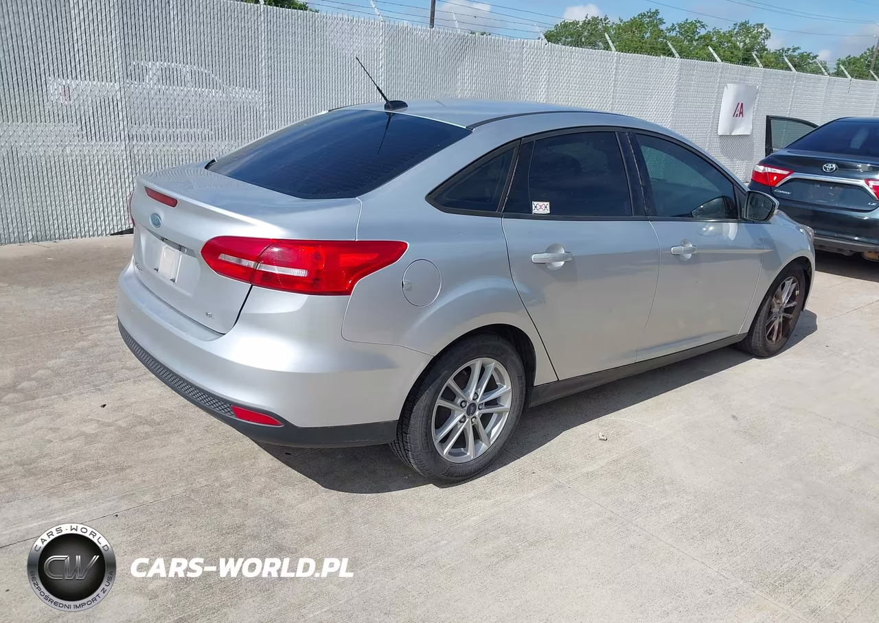 2017 Ford Focus Se VIN:1FADP3F21HL284164 - 4