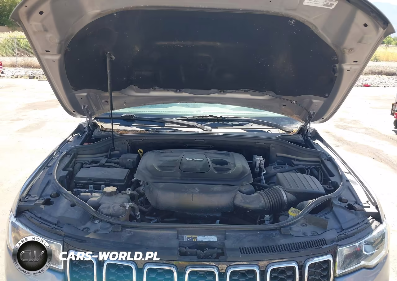 2019 Jeep Grand Cherokee Laredo E 4X4 VIN:1C4RJFAGXKC548124 - 10