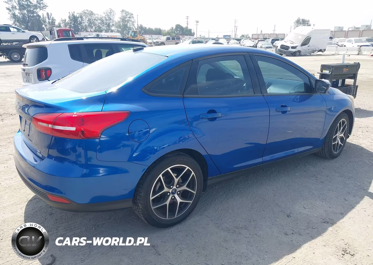 2018 Ford Focus Se VIN:1FADP3FE0JL265704 - 4