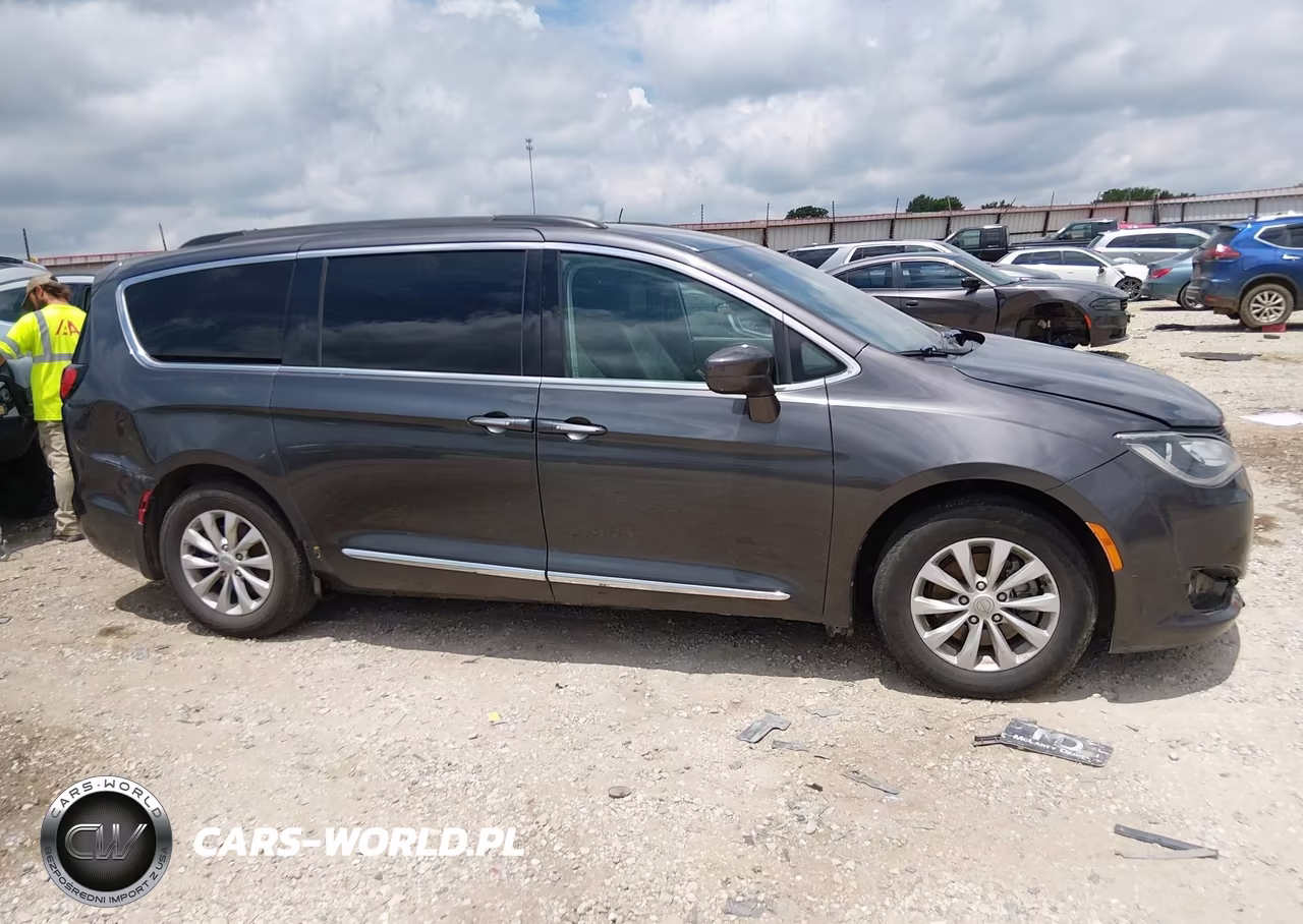2017 Chrysler Pacifica Touring-L VIN:2C4RC1BGXHR524482 - 13