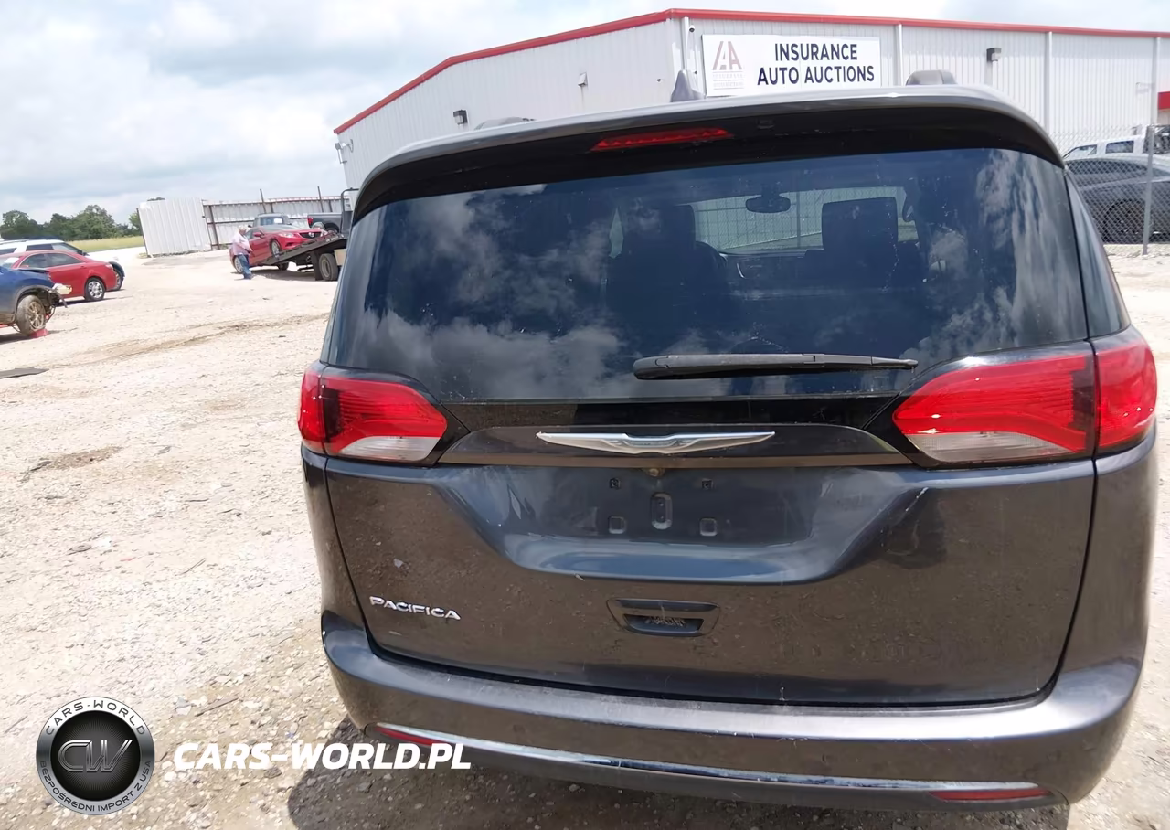 2017 Chrysler Pacifica Touring-L VIN:2C4RC1BGXHR524482 - 16