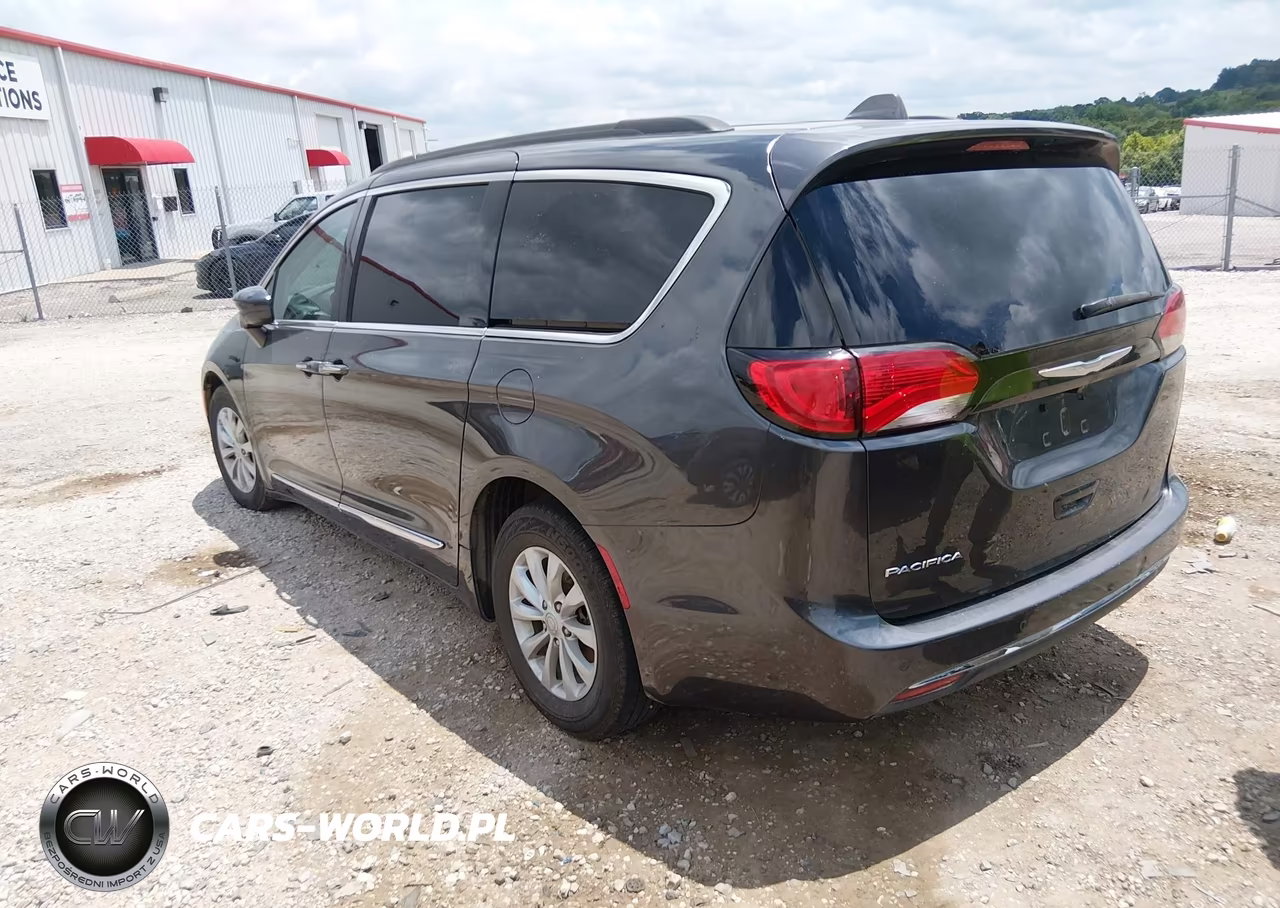 2017 Chrysler Pacifica Touring-L VIN:2C4RC1BGXHR524482 - 3