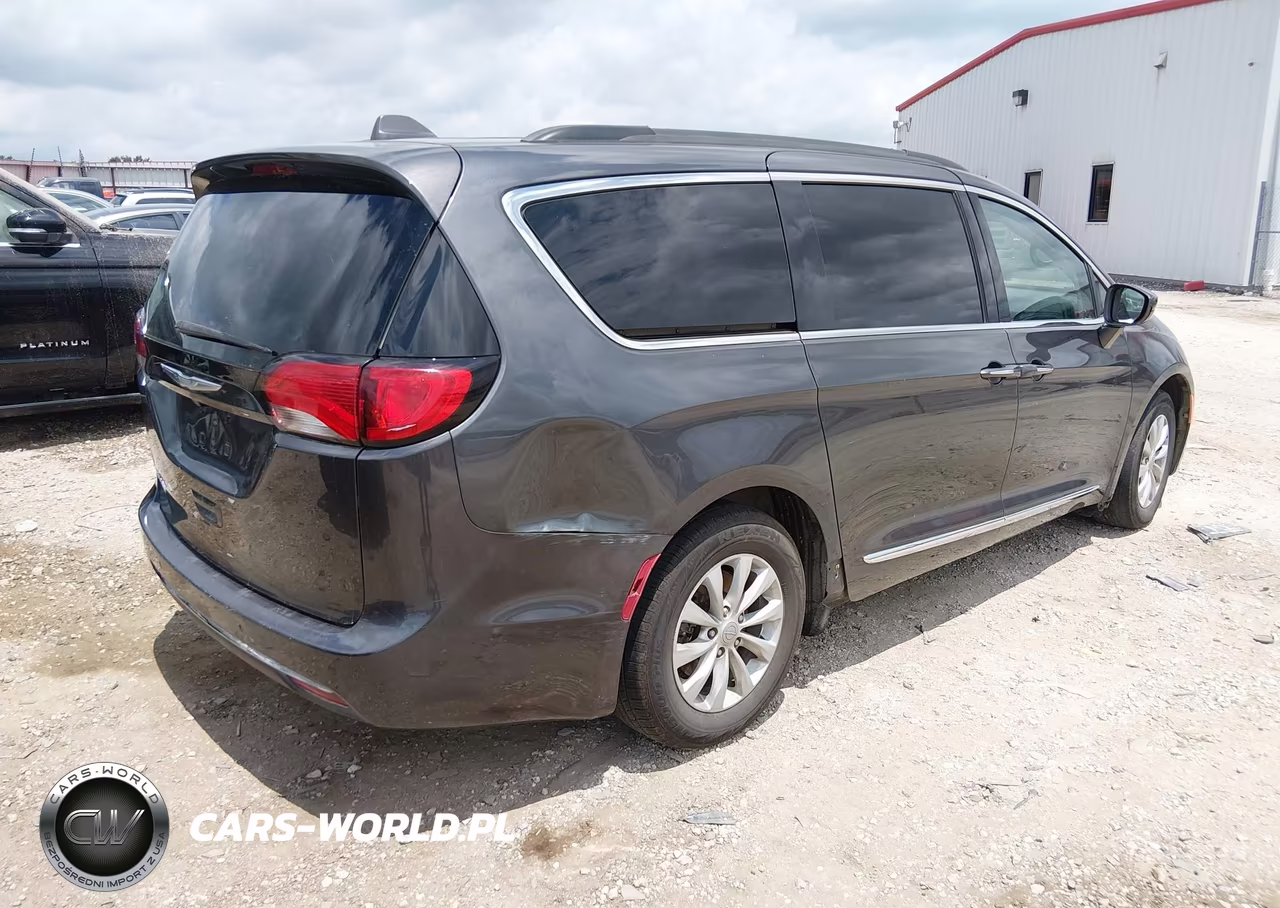 2017 Chrysler Pacifica Touring-L VIN:2C4RC1BGXHR524482 - 4