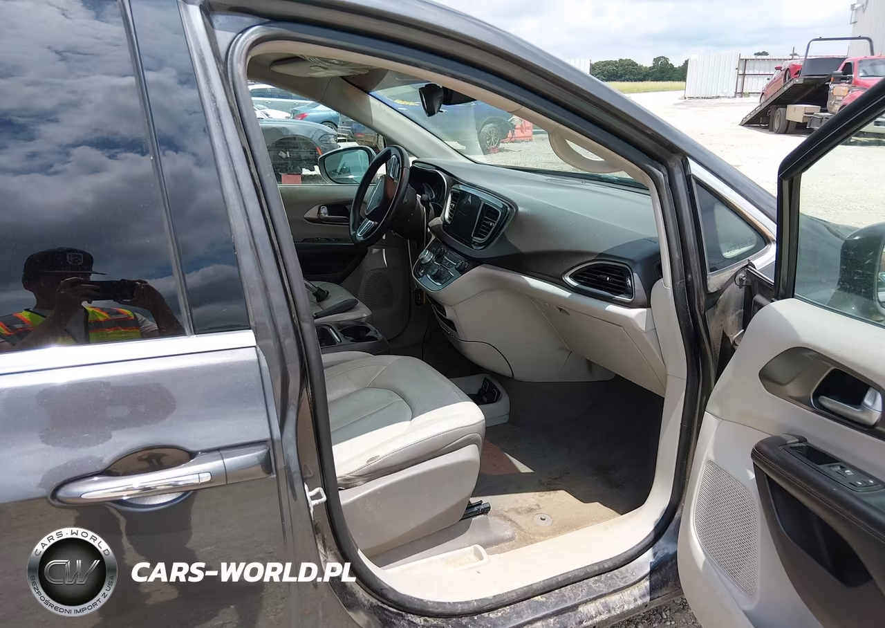 2017 Chrysler Pacifica Touring-L VIN:2C4RC1BGXHR524482 - 5