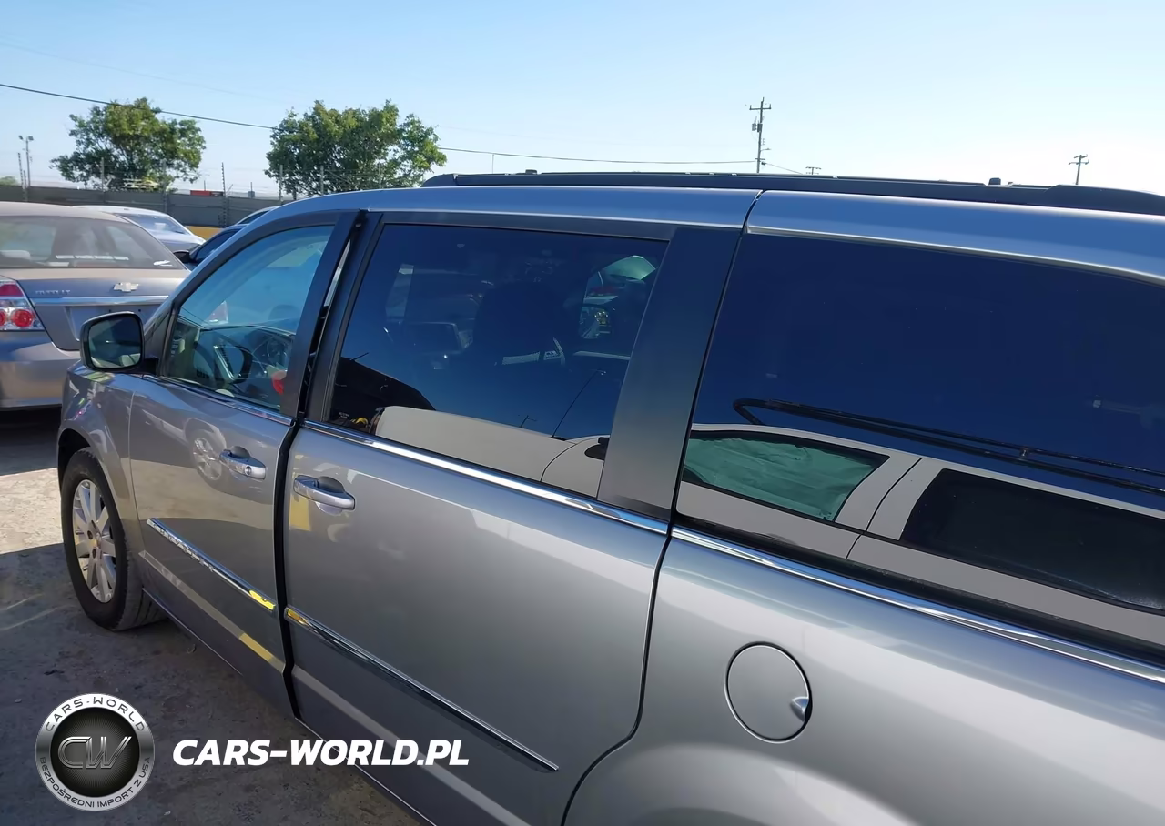 2016 Chrysler Town & Country Touring VIN:2C4RC1BG4GR261646 - 14