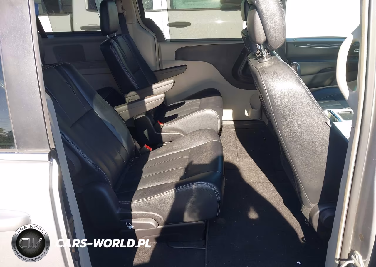 2016 Chrysler Town & Country Touring VIN:2C4RC1BG4GR261646 - 8