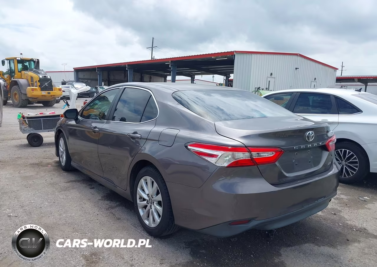 2018 Toyota Camry Le VIN:4T1B11HK9JU032081 - 3