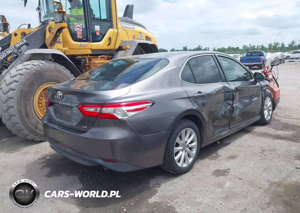 2018 Toyota Camry Le VIN:4T1B11HK9JU032081 - 4