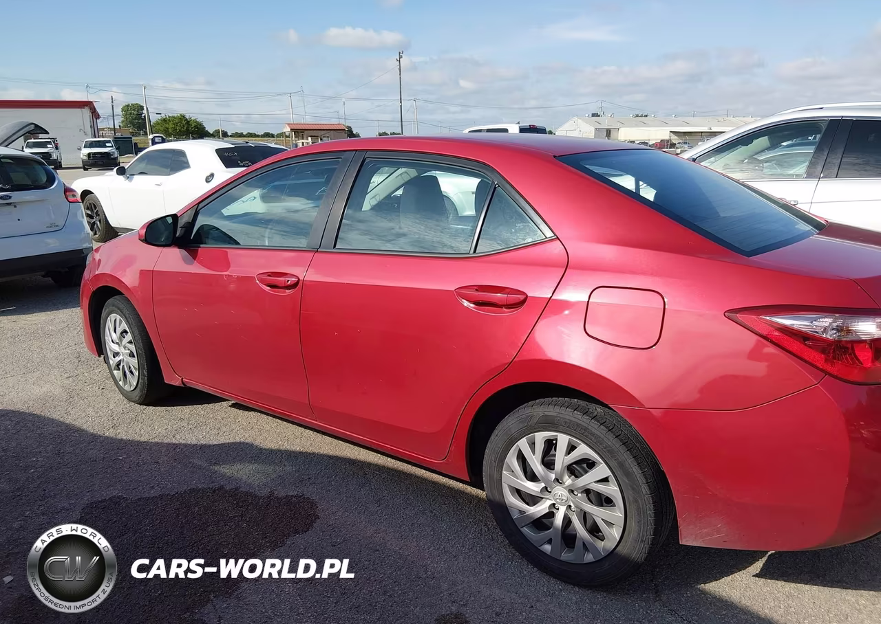2018 Toyota Corolla Le VIN:5YFBURHE9JP835796 - 14
