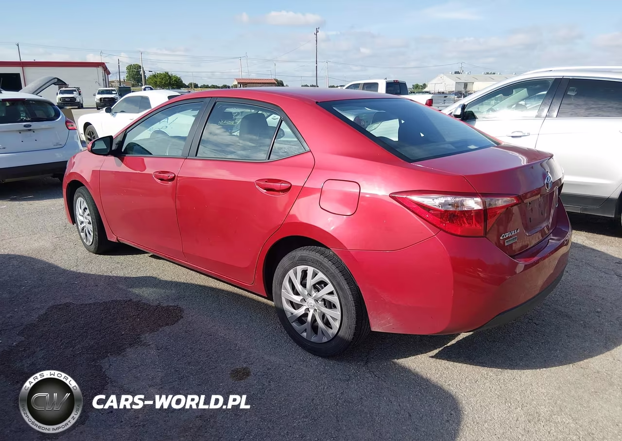 2018 Toyota Corolla Le VIN:5YFBURHE9JP835796 - 3