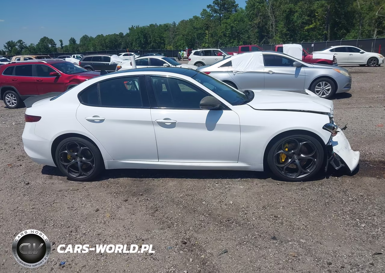 2018 Alfa Romeo Giulia Ti Sport VIN:ZARFAECN9J7589477 - 13