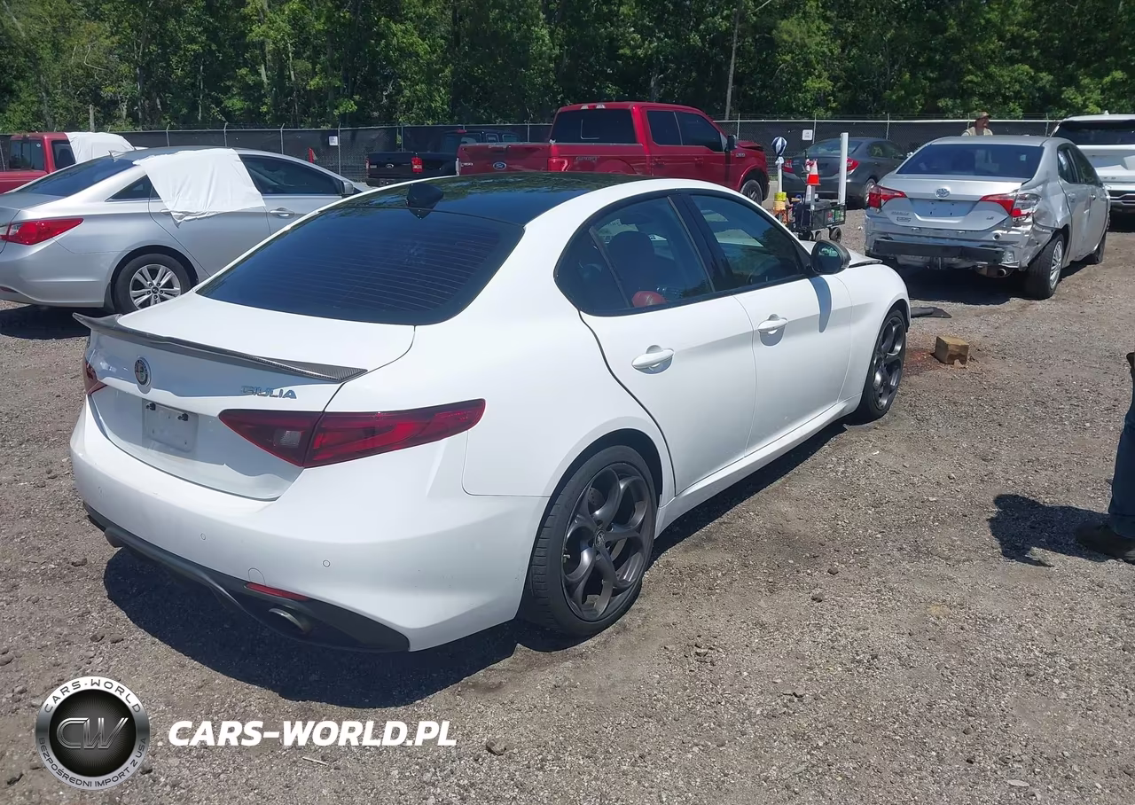 2018 Alfa Romeo Giulia Ti Sport VIN:ZARFAECN9J7589477 - 4