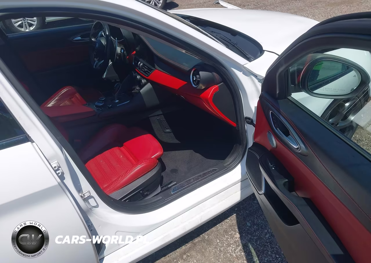 2018 Alfa Romeo Giulia Ti Sport VIN:ZARFAECN9J7589477 - 5