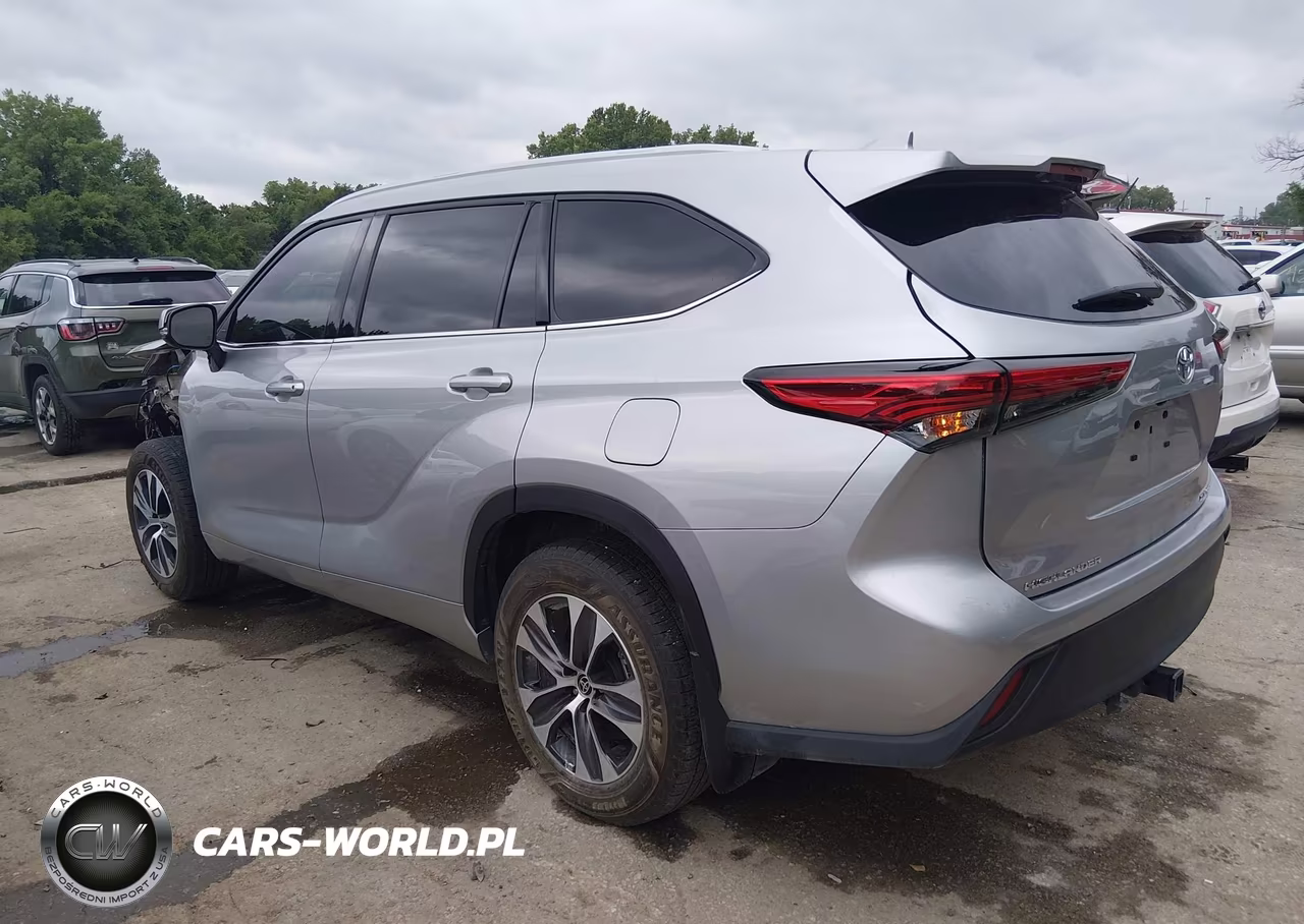 2022 Toyota Highlander Xle VIN:5TDHZRBH6NS247057 - 3