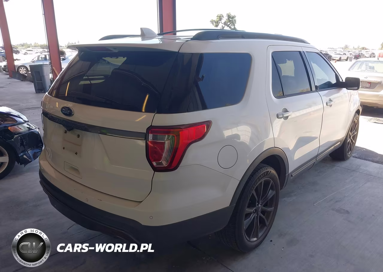 2017 Ford Explorer Xlt VIN:1FM5K7D84HGA60953 - 4