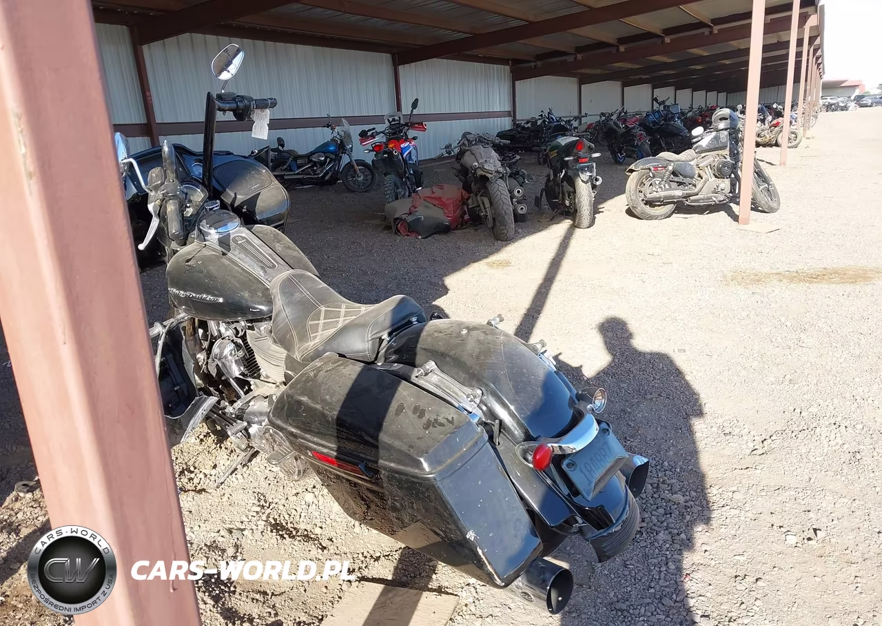 2017 Harley-Davidson Fltrxs Road Glide Special VIN:1HD1KTC3XHB605549 - 3