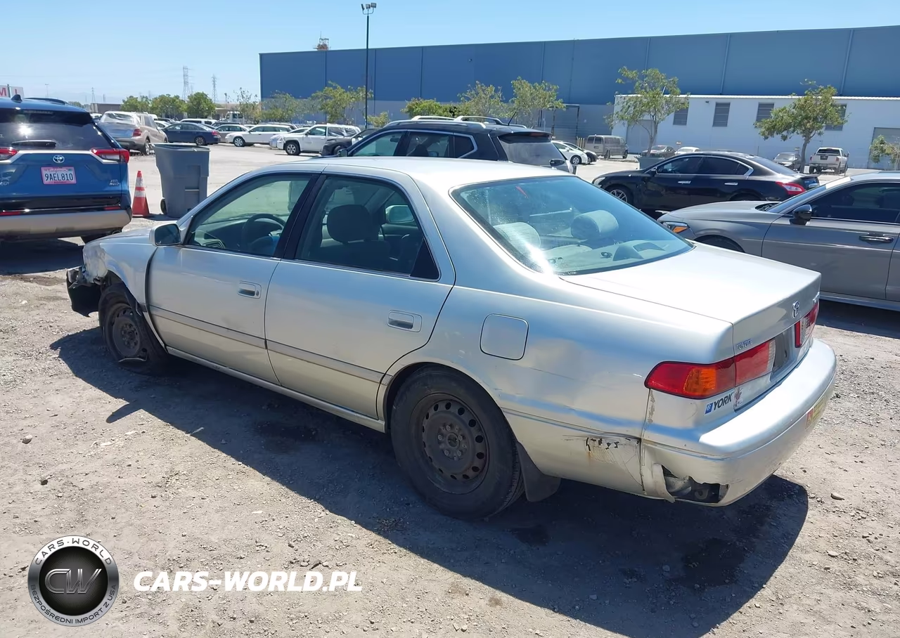 2000 Toyota Camry Le VIN:JT2BG22K3Y0498732 - 3